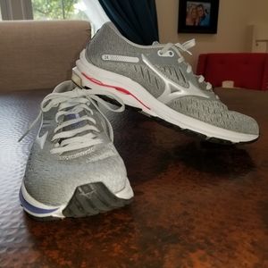 MizunoEnerzy running shoes size 9.5 in grey